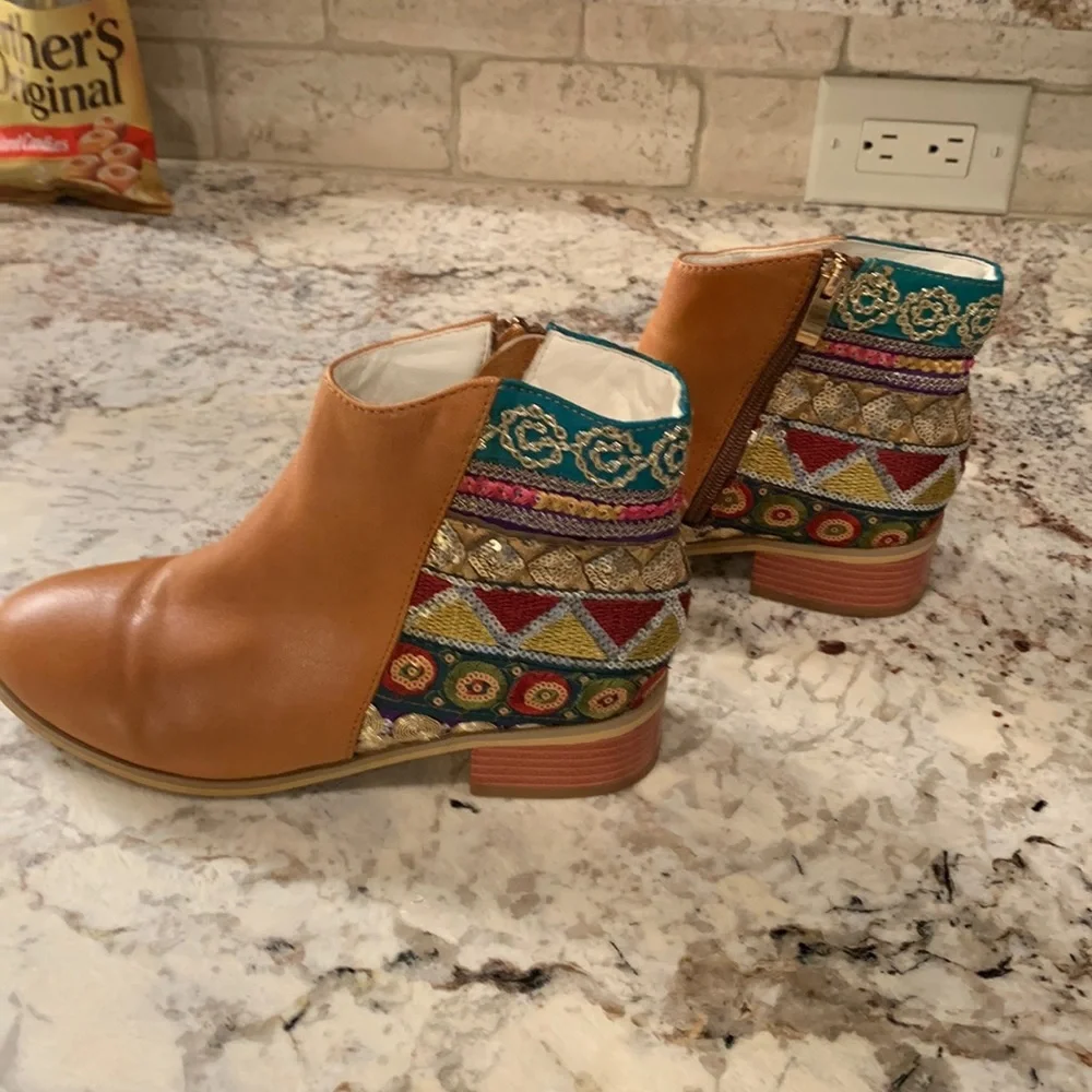 Very unusual Camel Colored Booties with fabric sequined back. Unknown brand. - Picture 1 of 4